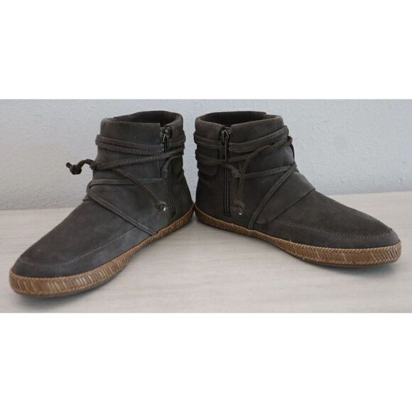 UGG 1019129 Woman’s Sz 5.5 Slate Soft Suede Reid Moccasin Booties - Picture 1 of 15
